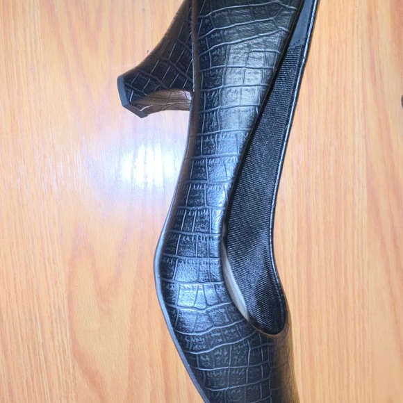Easy Street Women’s Black leather pumps - Picture 4 of 6